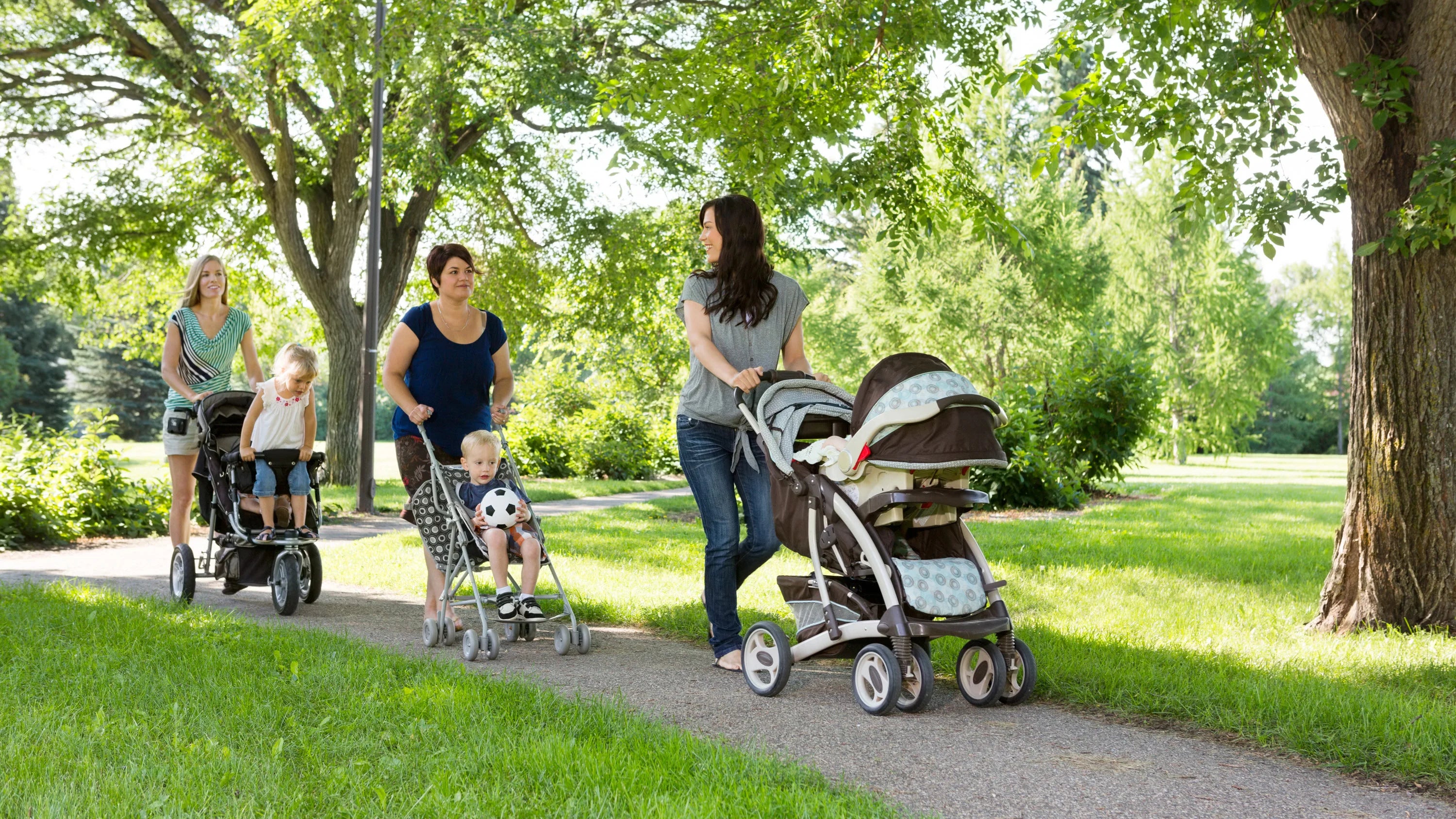 Helpful Tips For Feeding Your Baby On The Go - Breastmilk or Formula